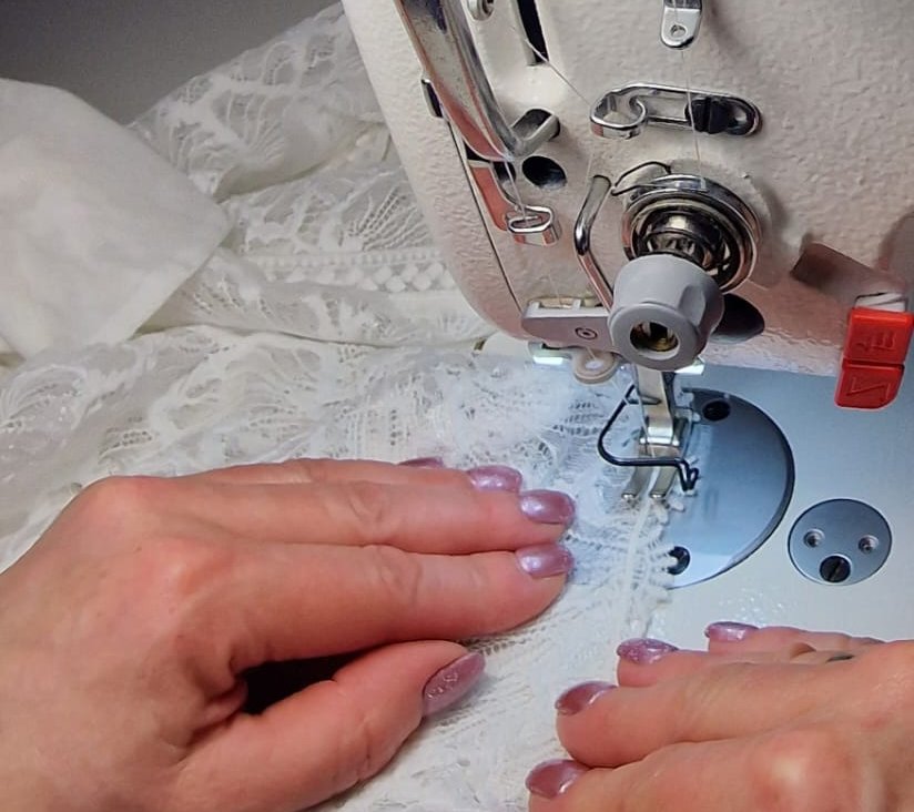Inga Kuck führt Änderungen an einem Brautkleid durch